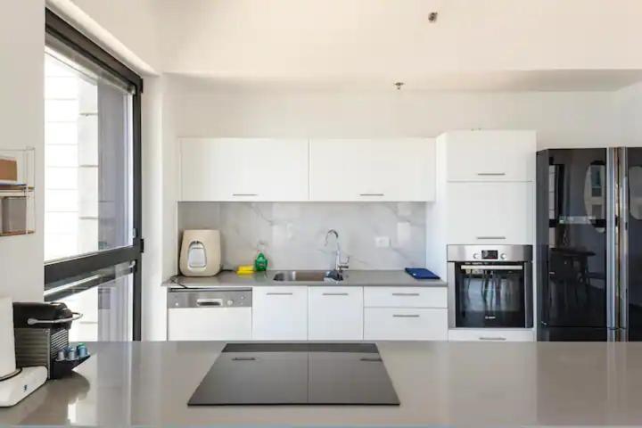 Oַ&O Group- Luxury Apt Tower Best Sea View Bat Jam Exteriér fotografie